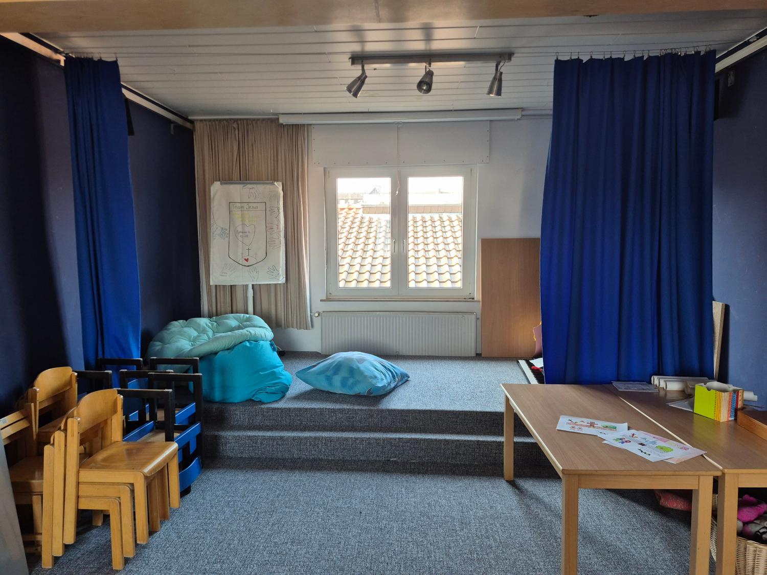 Kinderabenteuerland Bühne die an den Seiten mit Blauem Vorhang abgegrenzt ist